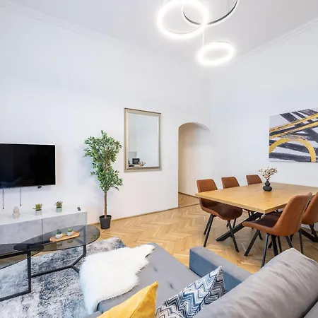 Prime Location & Cozy 3bedrm Apartment *