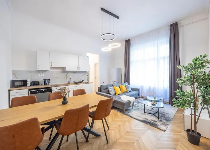 Prime Location & Cozy 3bedrm Apartment *