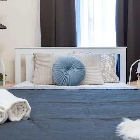 Prime Location & Cozy 3bedrm דירה *