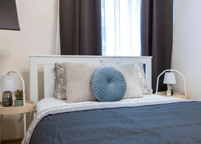 Prime Location & Cozy 3bedrm דירה